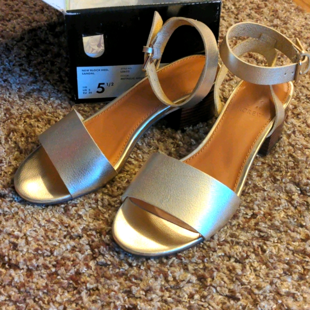 Block heel sandal, gold, size 5.5